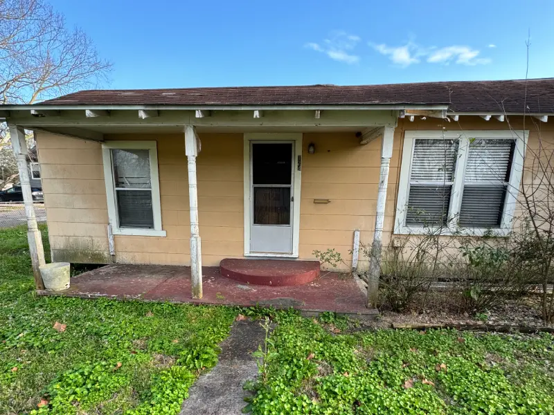Single-story home in the Houston area purchased by Volcan Property Buyers in as-is condition after helping the seller avoid costly repairs.