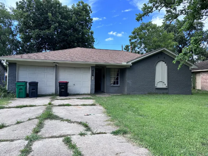 Distressed single-story home in Baytown, TX purchased by Volcan Property Buyers with major repairs needed and no renovations required from the seller.