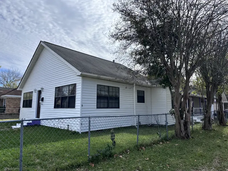 Single-story home in the Baytown area purchased by Volcan Property Buyers before the foreclosure deadline despite foundation issues.