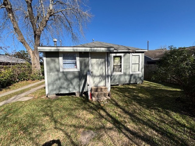 Rear exterior of dated distressed home bought as-is by cash home buyers in Baytown TX