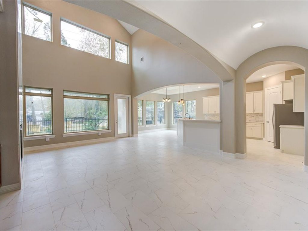 Vaulted great room in an Apple Valley Drive home in Panorama, Conroe TX