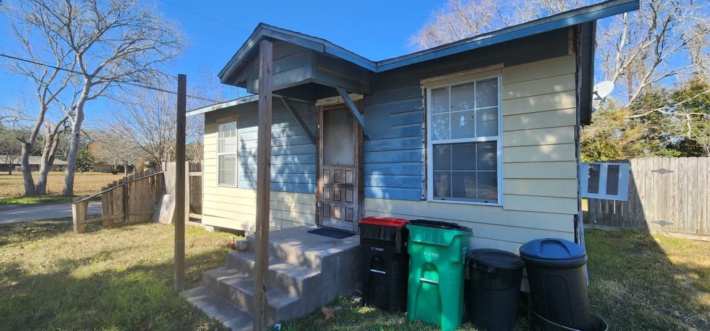 Tenant-occupied cottage with deferred maintenance purchased by cash home buyers in Baytown TX