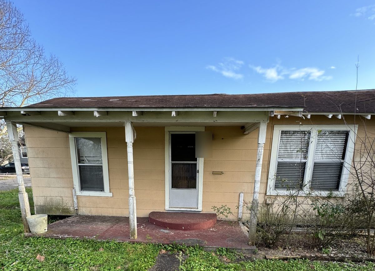 Front porch of as-is home on E Homan Ave bought for cash with leaseback in Baytown TX