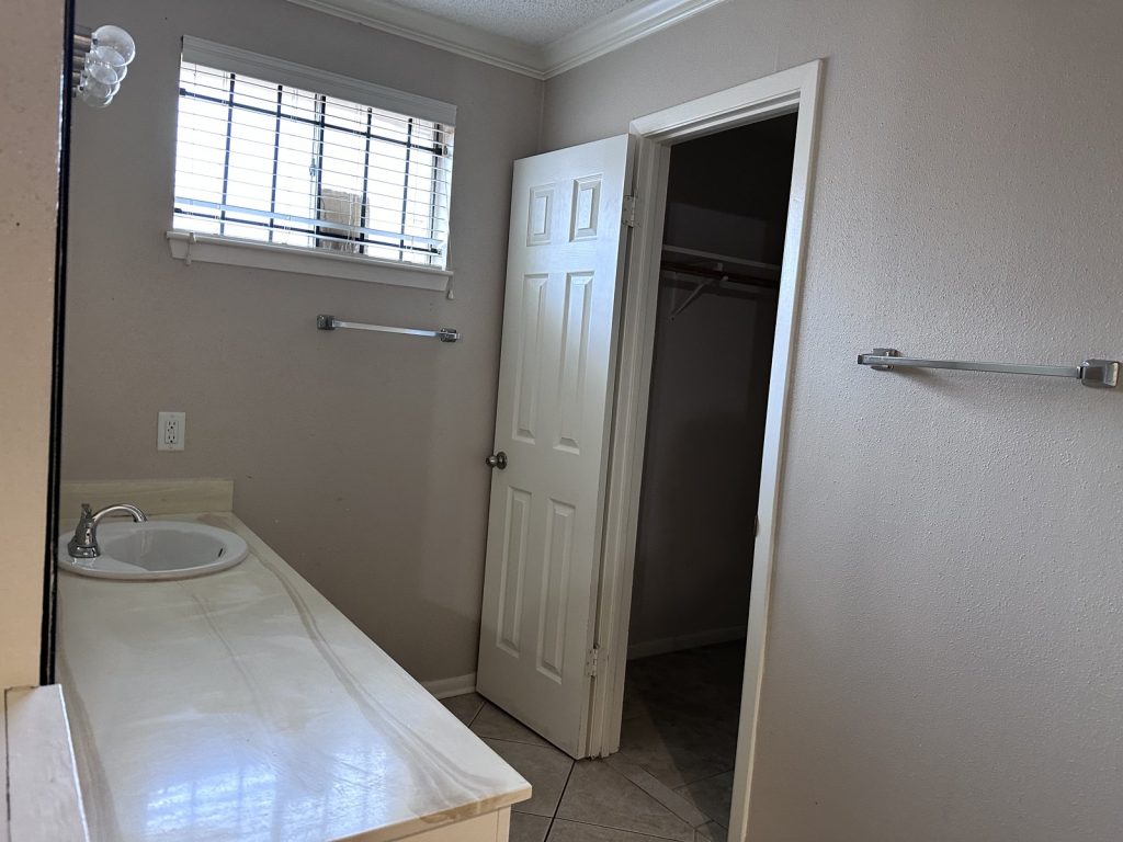 Bathroom in a Frostview Lane home in Missouri City, TX sold for cash