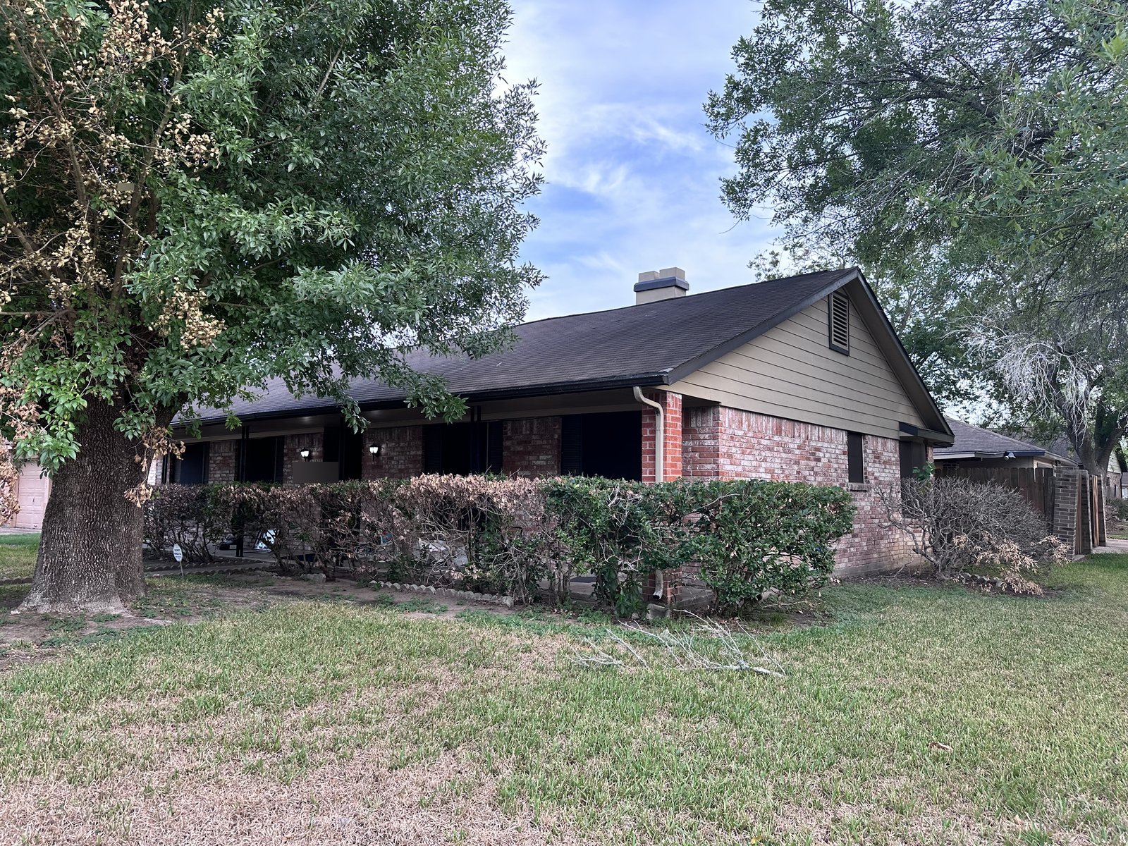 Exterior of inherited Frostview Ln home in Briargate, Missouri City TX with major foundation issues, closed for cash as-is by Volcan Property Buyers