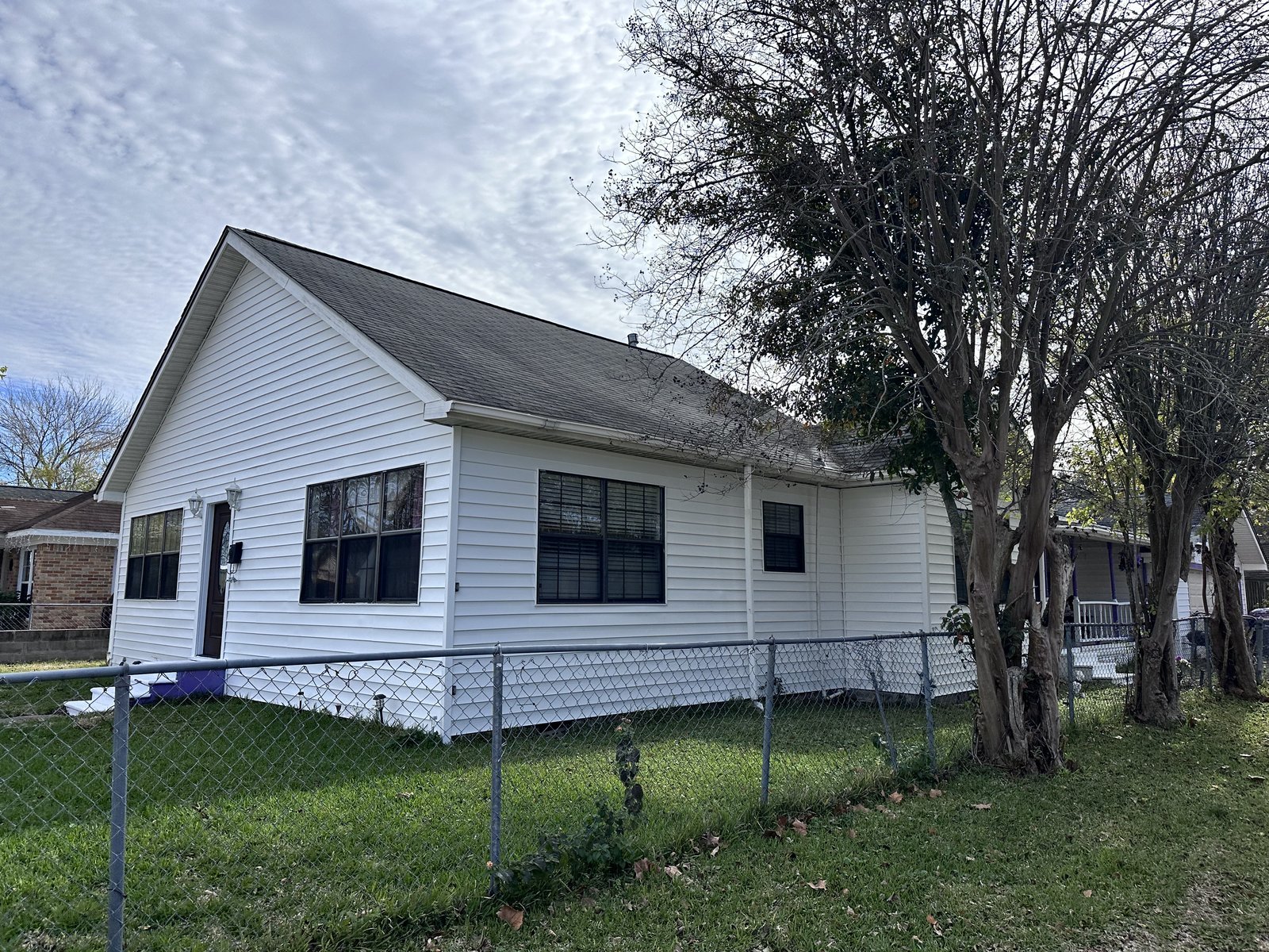 Front of white-sided home bought for cash before foreclosure in Middletown, Baytown TX