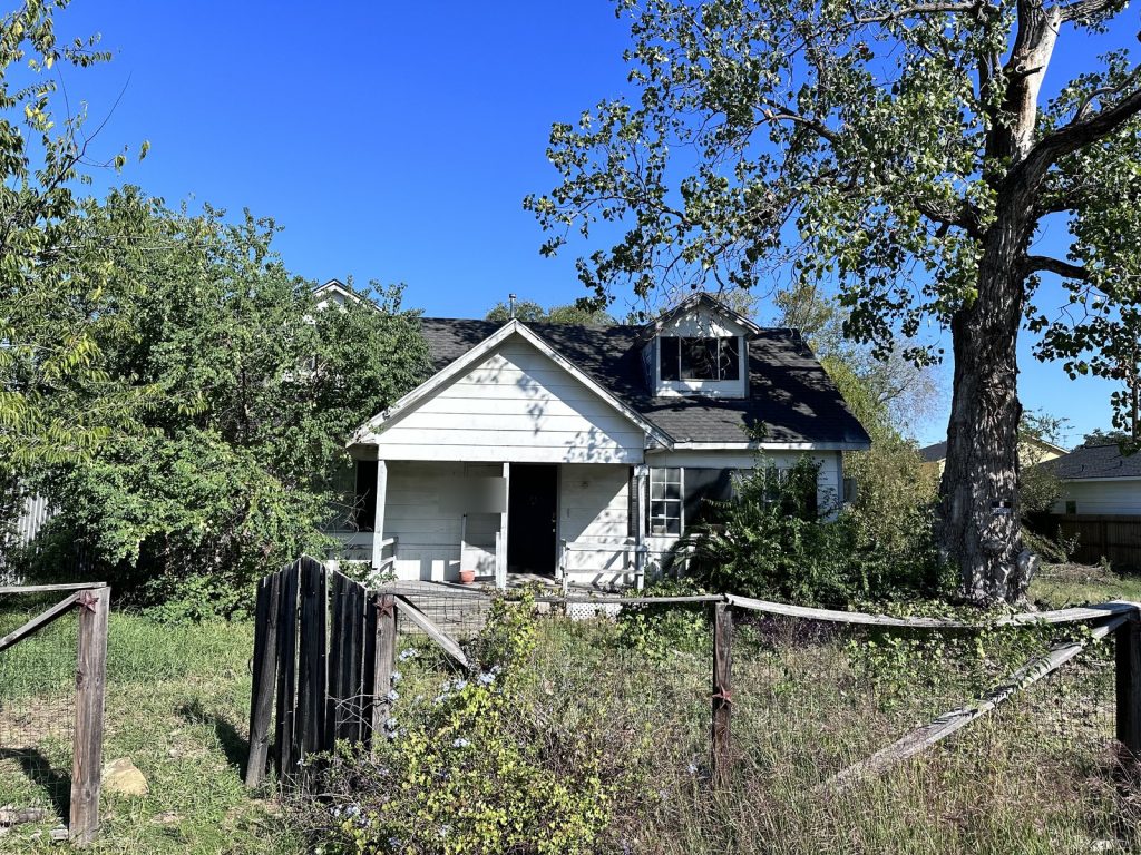 Wide view of a vacant house in Carverdale bought as-is for cash by Volcan Property Buyers