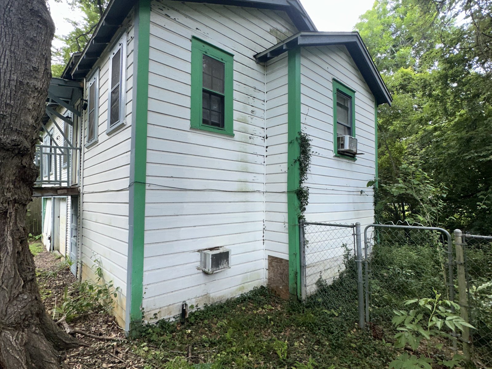 Two-storey timber exterior of vacant as-is home bought for cash in La Marque TX