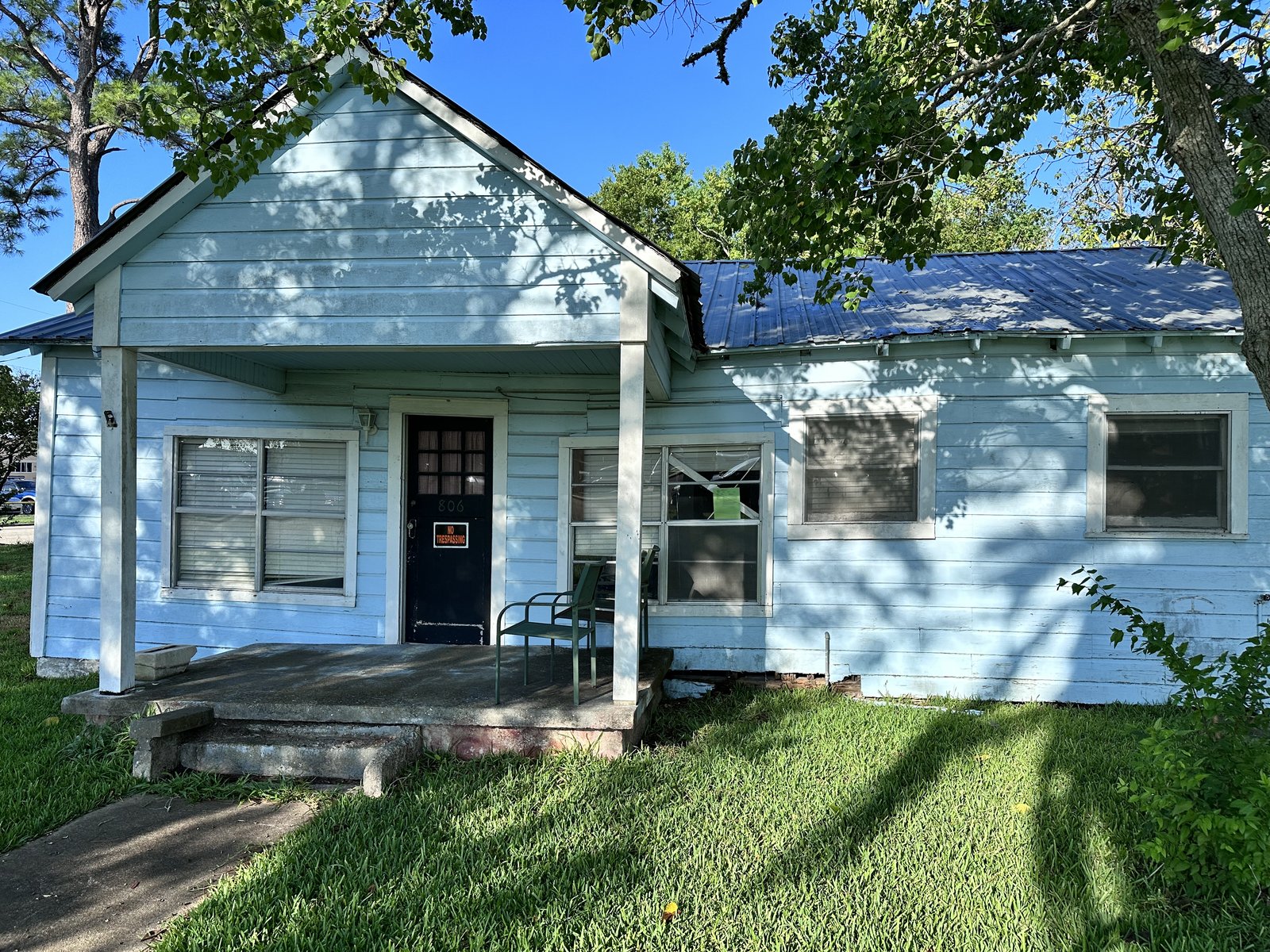 Front elevation of long-vacant as-is cottage bought for cash in Alvin TX