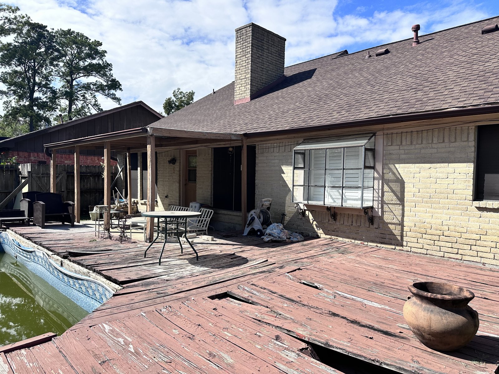 Rotted deck and neglected pool at a Sandpiper home in Spring, TX purchased for cash by Volcan Property Buyers