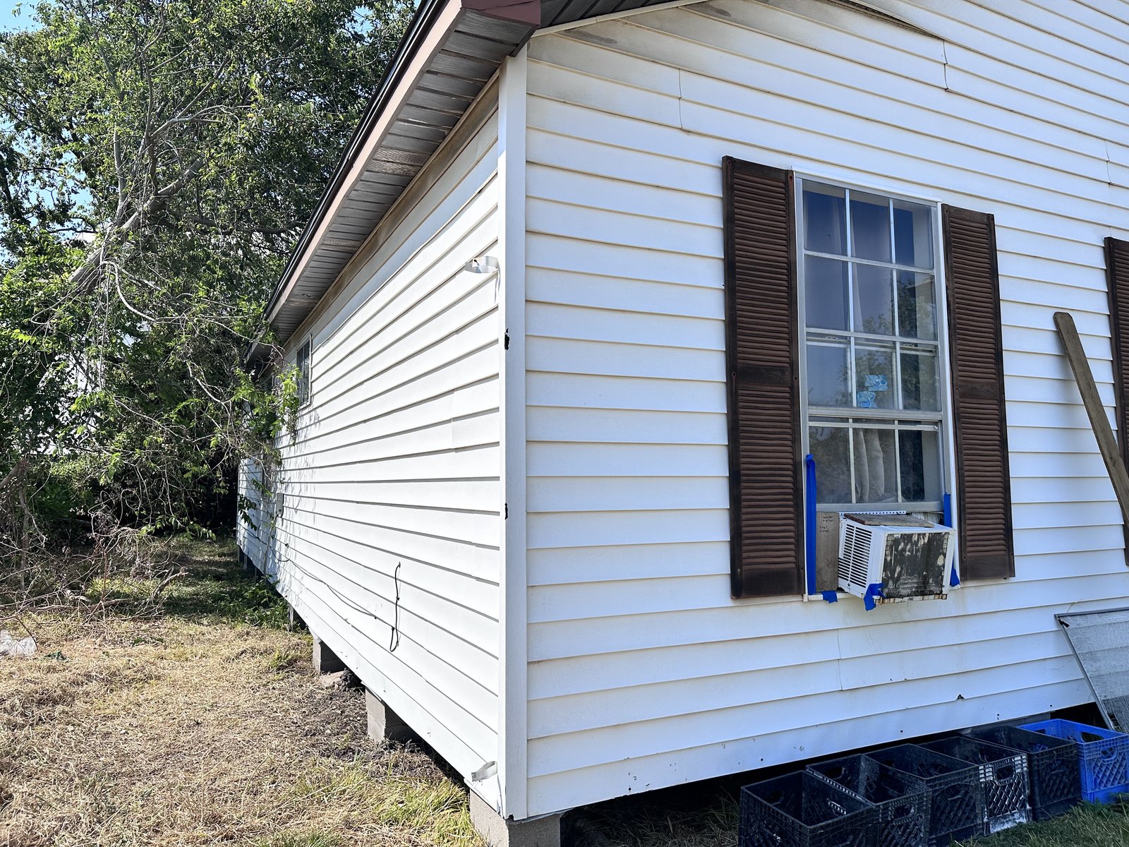 Side exterior view of an inherited home in Groveland Terrace, Houston TX bought for cash by Volcan Property Buyers