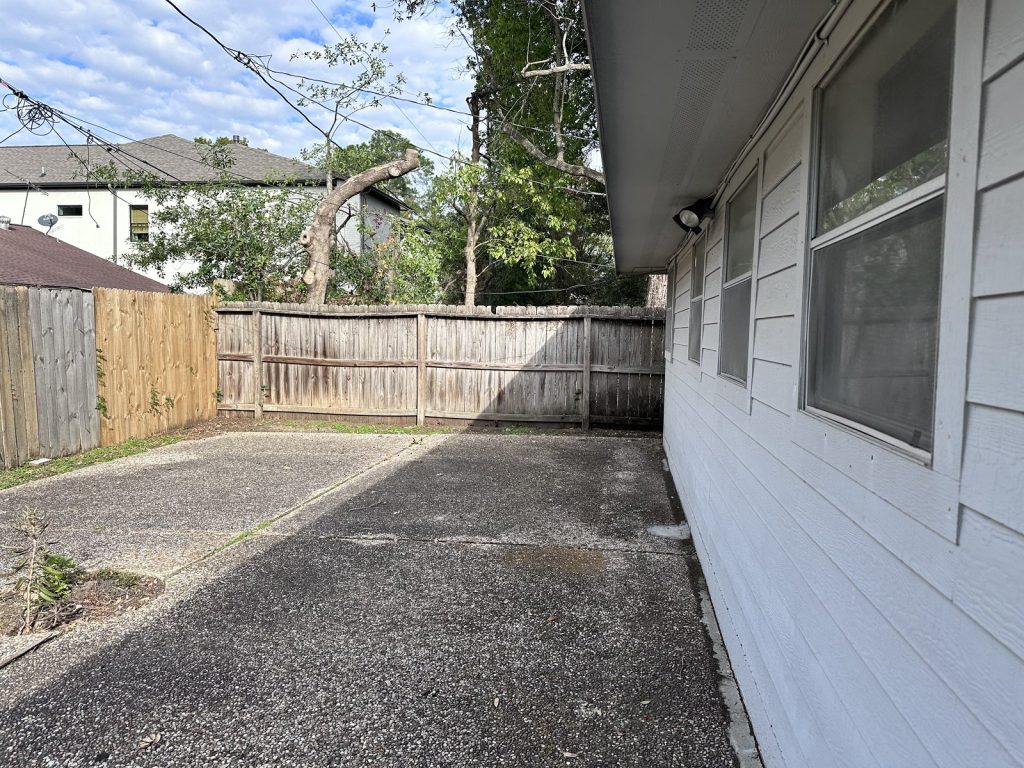 Side yard and driveway of west Houston TX home bought by cash home buyers