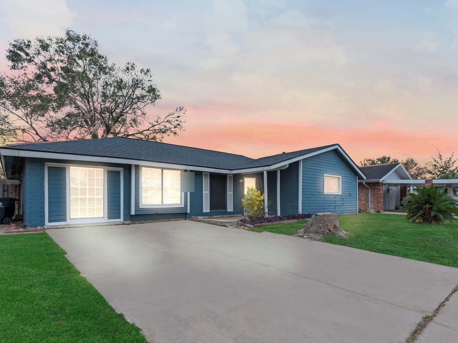 Twilight front exterior of a well-kept home in Ridgemont, Missouri City TX sold for cash