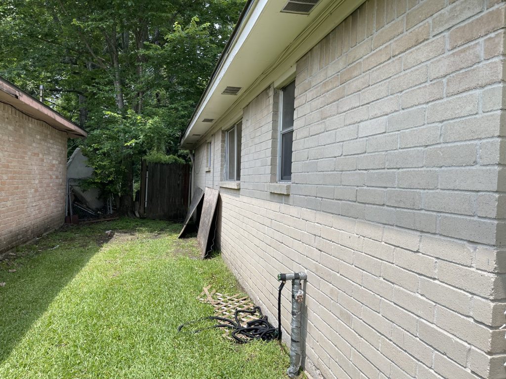 Side yard at a Rolling Hills home in East Houston, TX purchased for cash