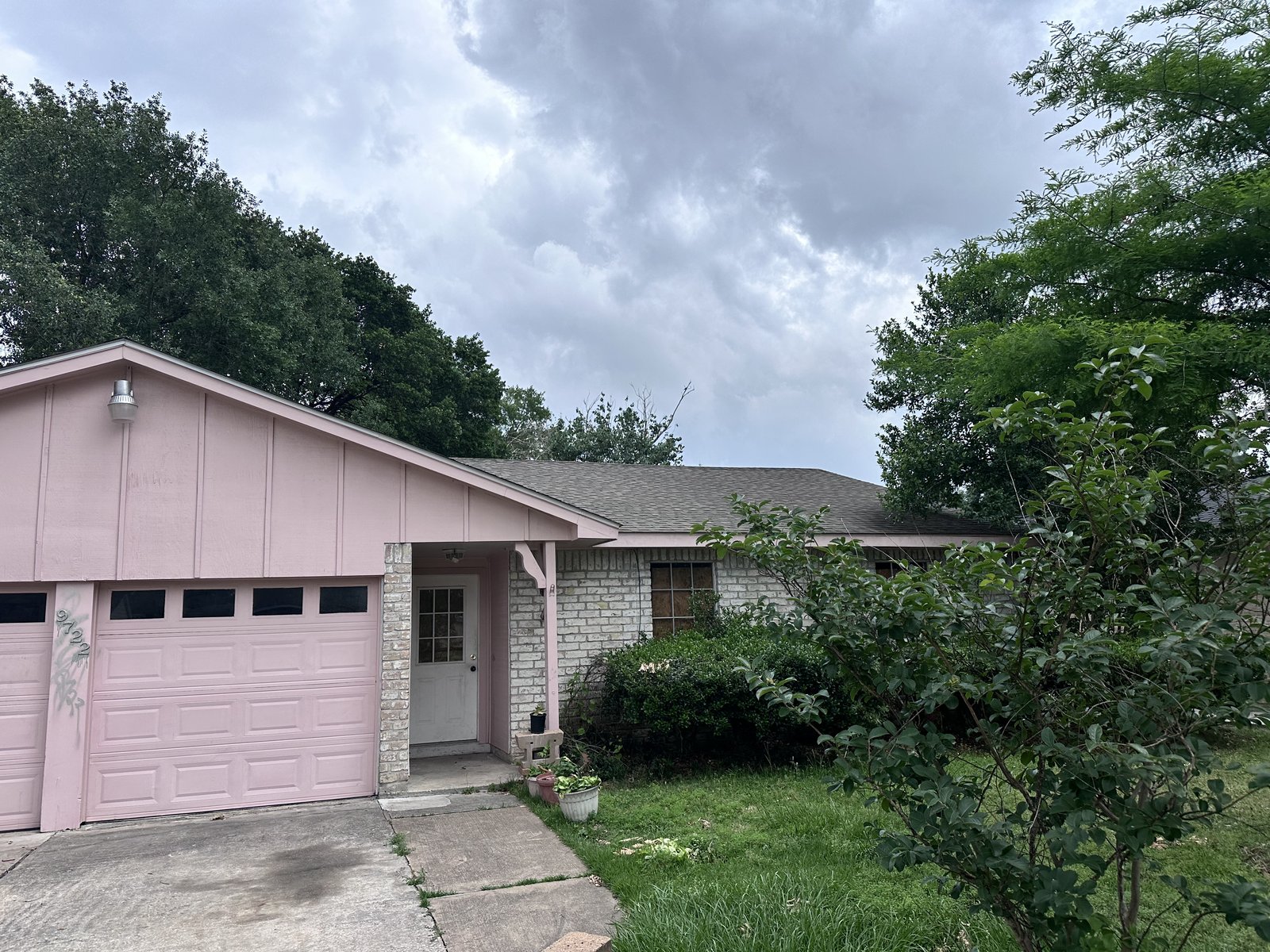 Front exterior of a vandalized heirship property in Willowood, Houston TX bought for cash