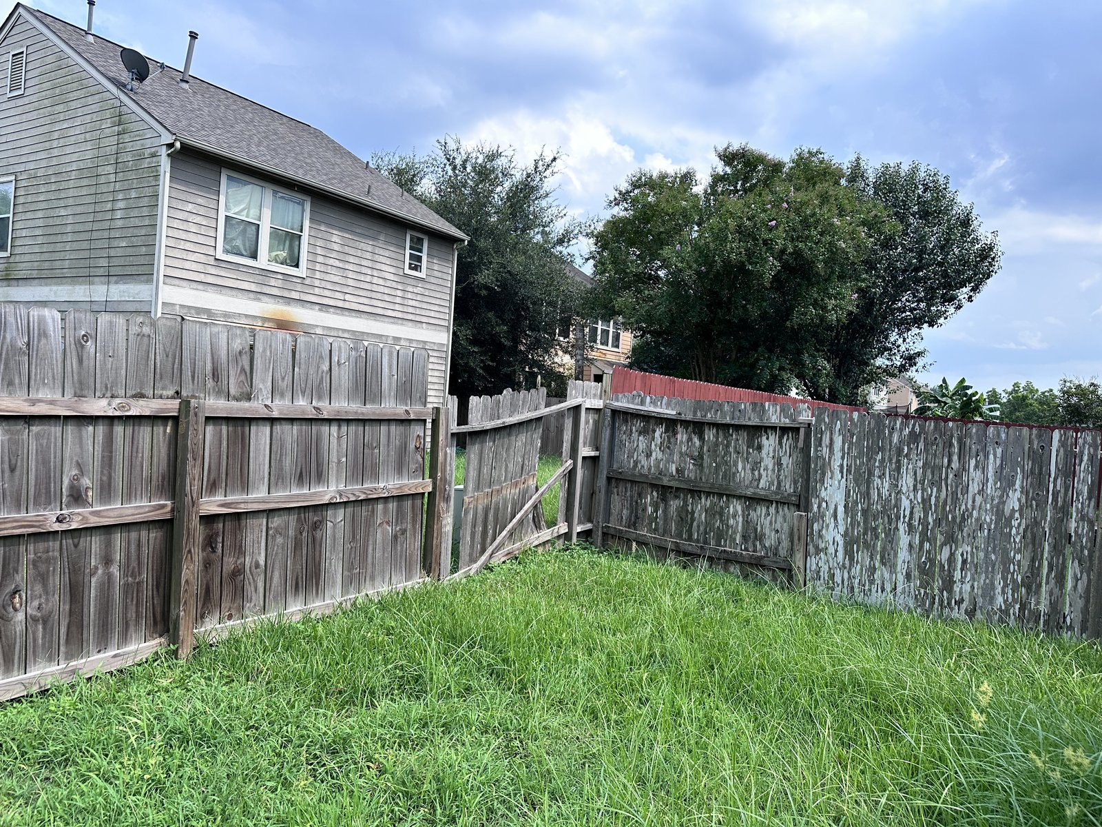 Side exterior of a vacant, distressed home in Winfield Lakes, Fresno TX sold as-is