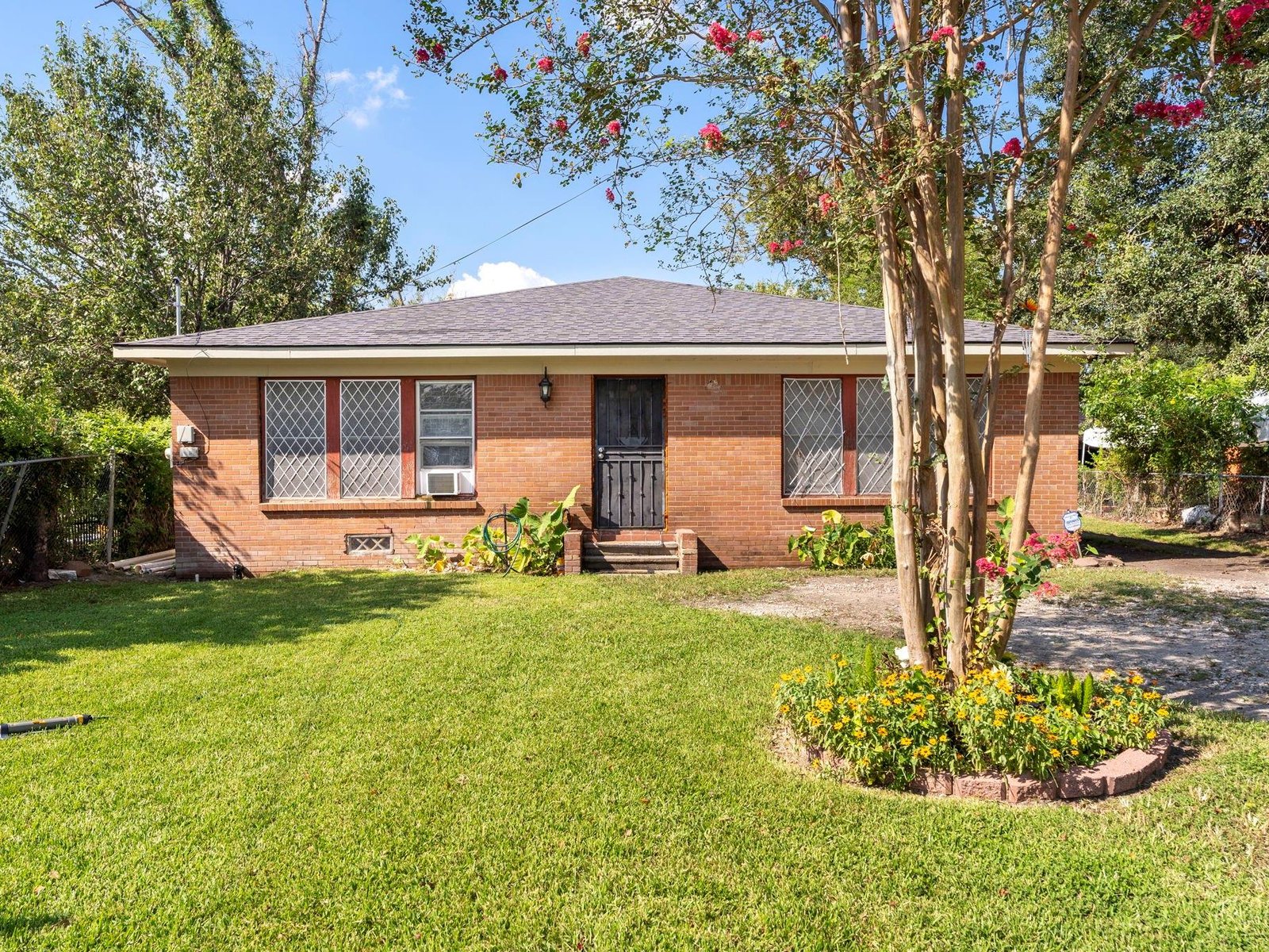 Brick ranch home in Stratton Place, Houston, TX purchased for cash by Volcan Property Buyers