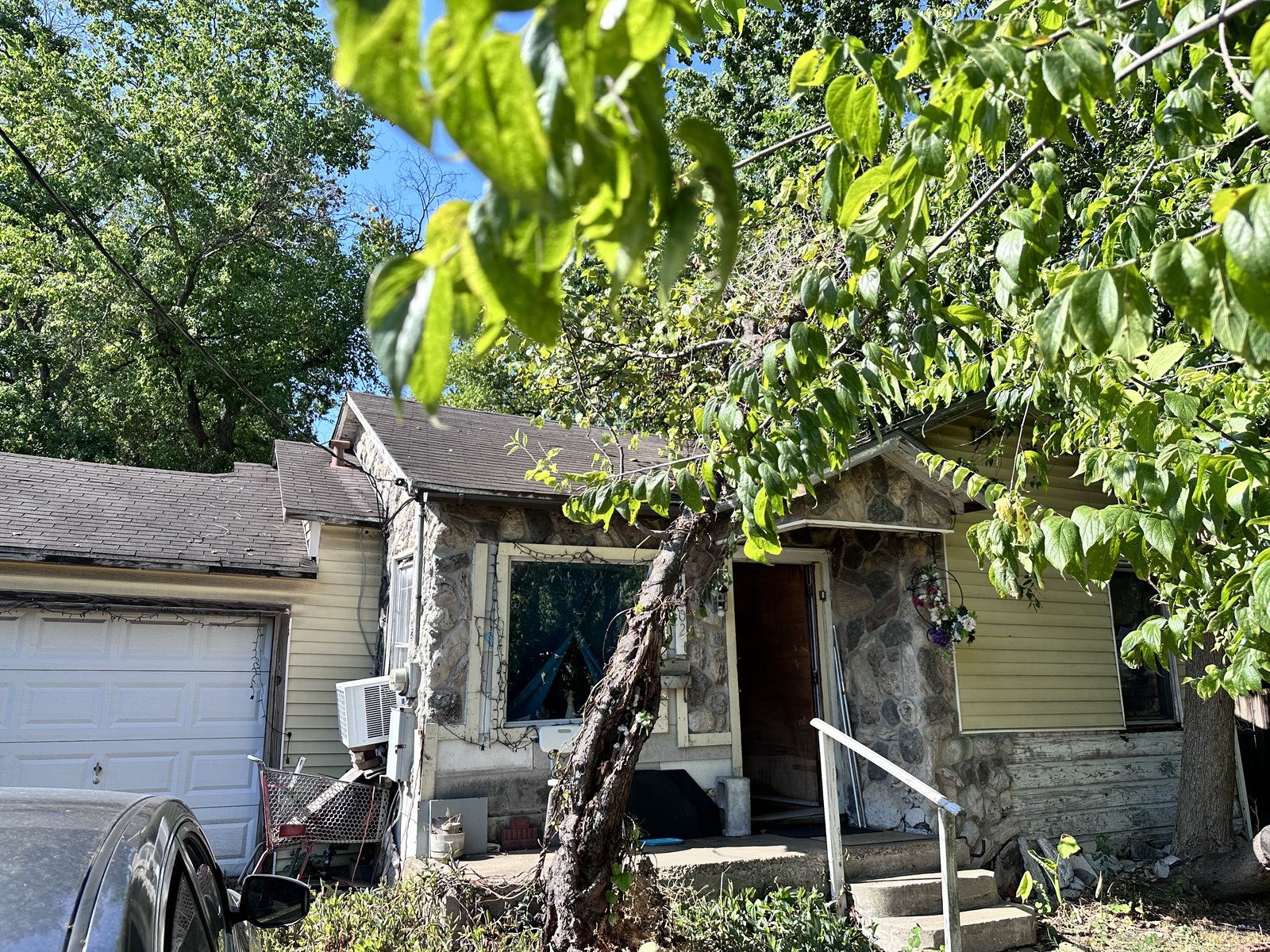 Front elevation of a Denver Harbor home in East Houston, TX purchased for cash