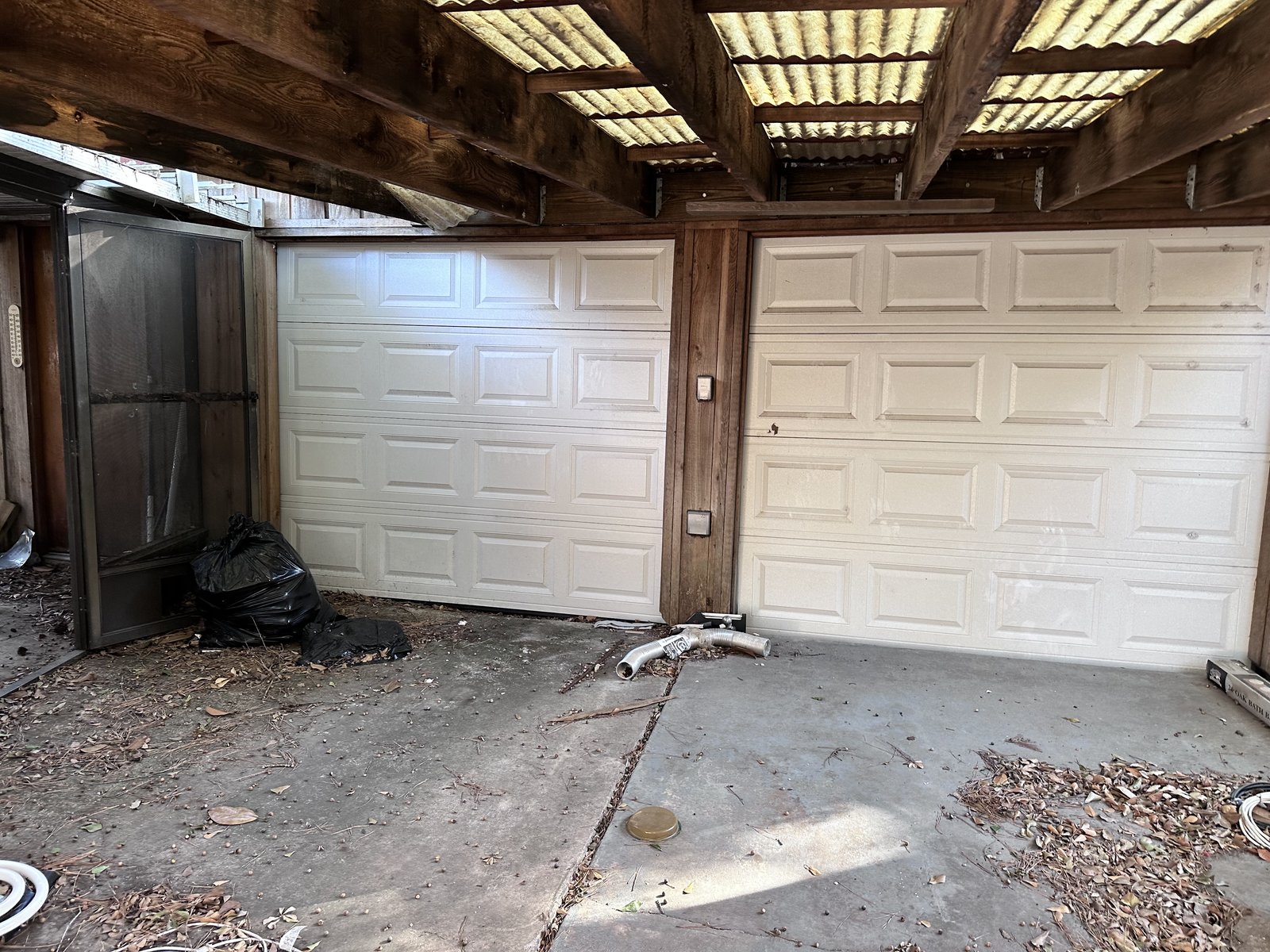 Front exterior of a distressed home in Greater Inwood, Houston TX bought for cash