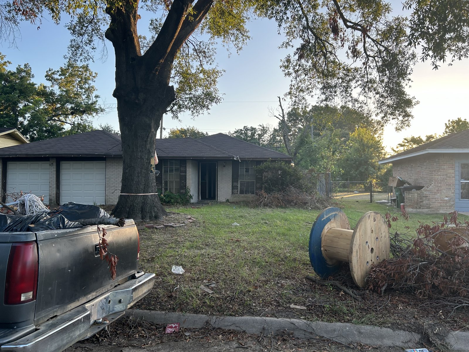 Abandoned home with termite damage in Willow Run, Houston, TX purchased for cash by Volcan Property Buyers