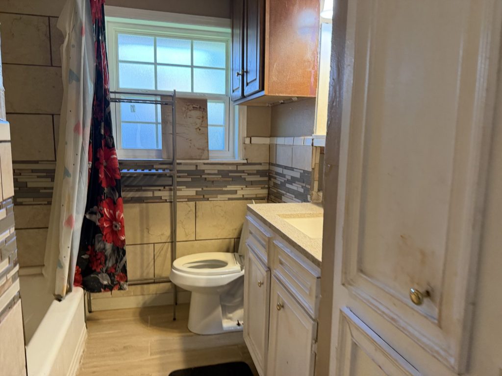 Dated bathroom in Sharpstown Houston TX house bought by cash home buyers