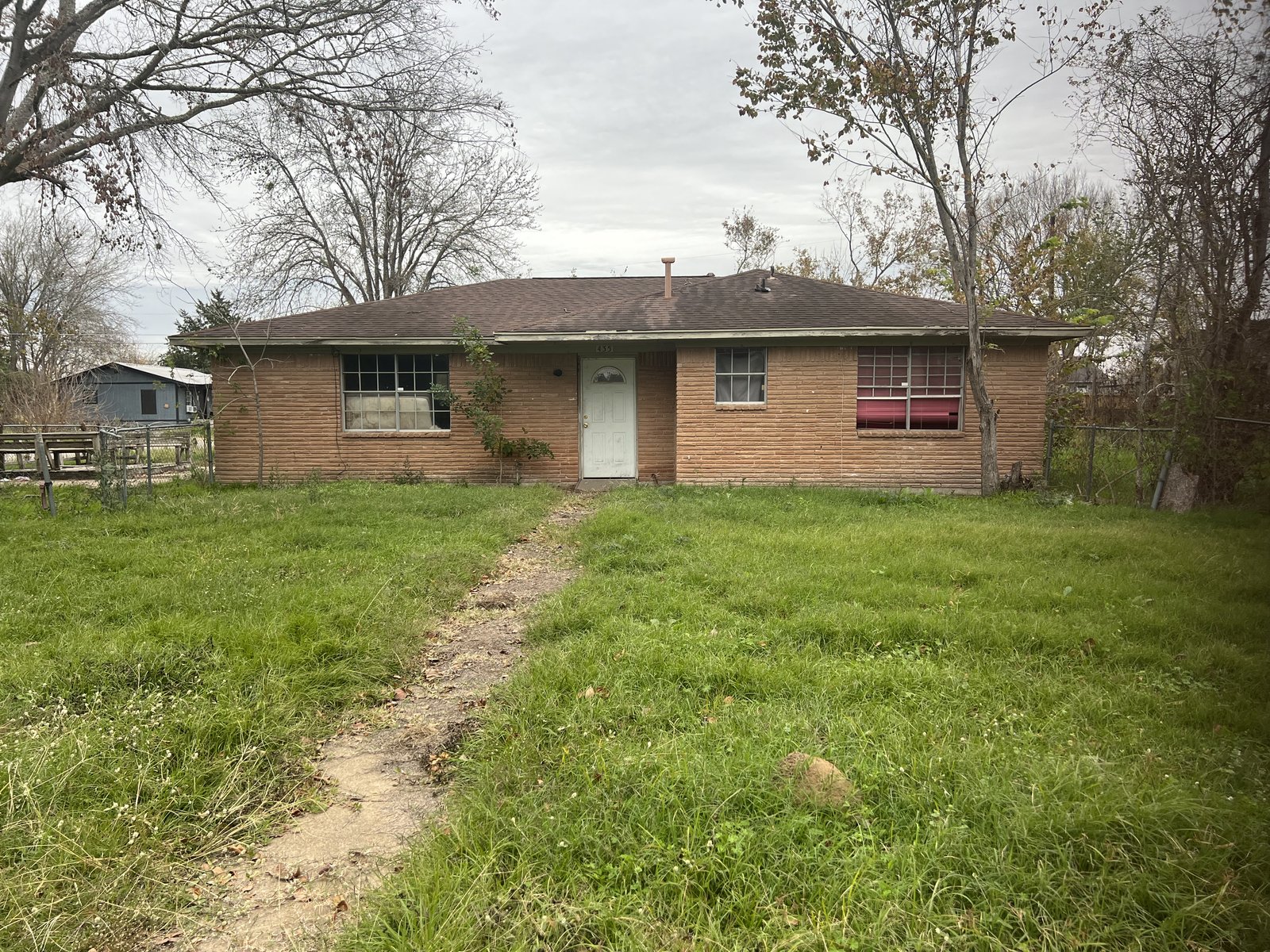 Front exterior of a vacant home near Hempstead, TX bought for cash
