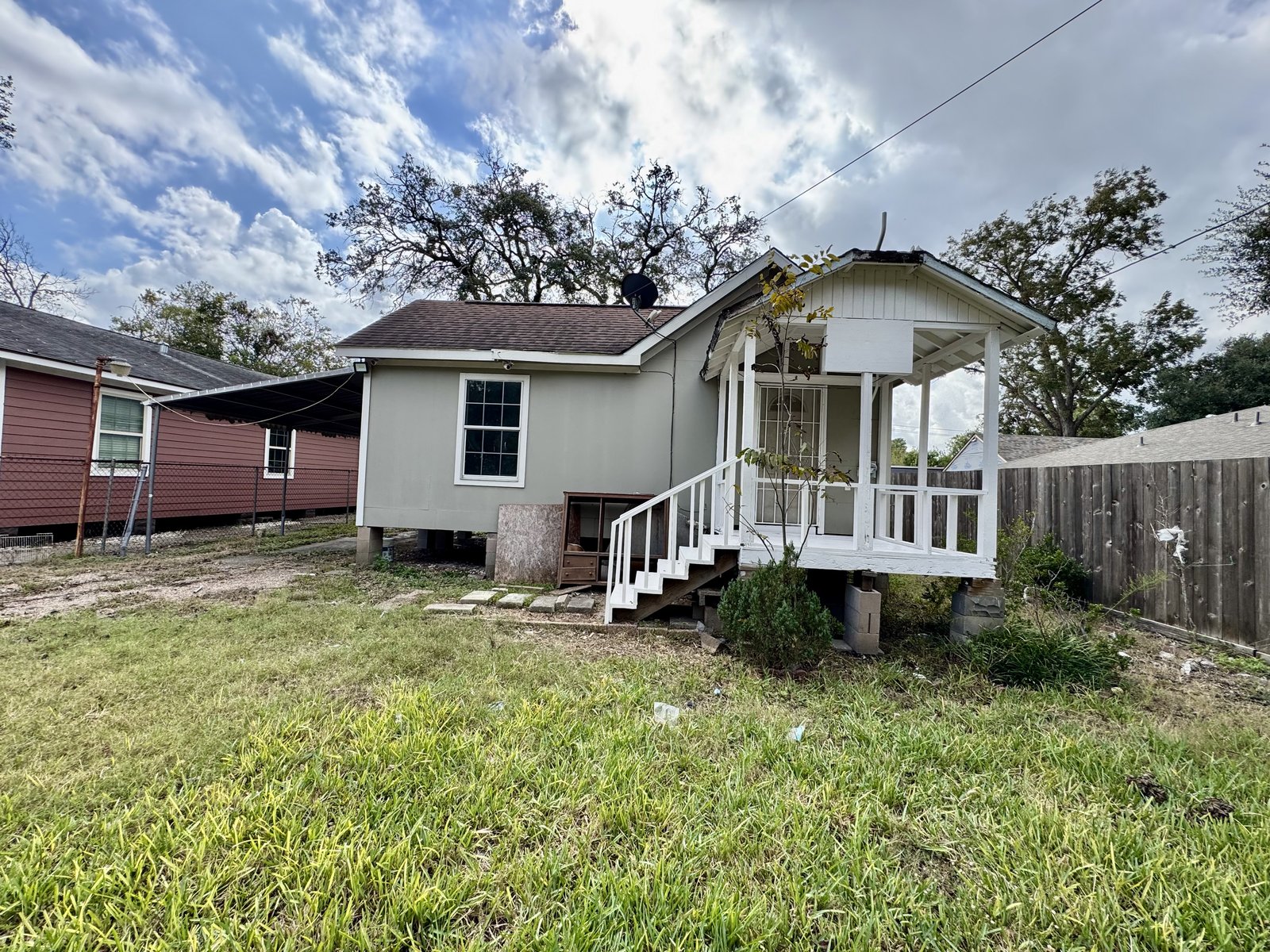 Rear exterior of a distressed home needing updates in Kinwood, Aldine, TX purchased for cash by Volcan Property Buyers