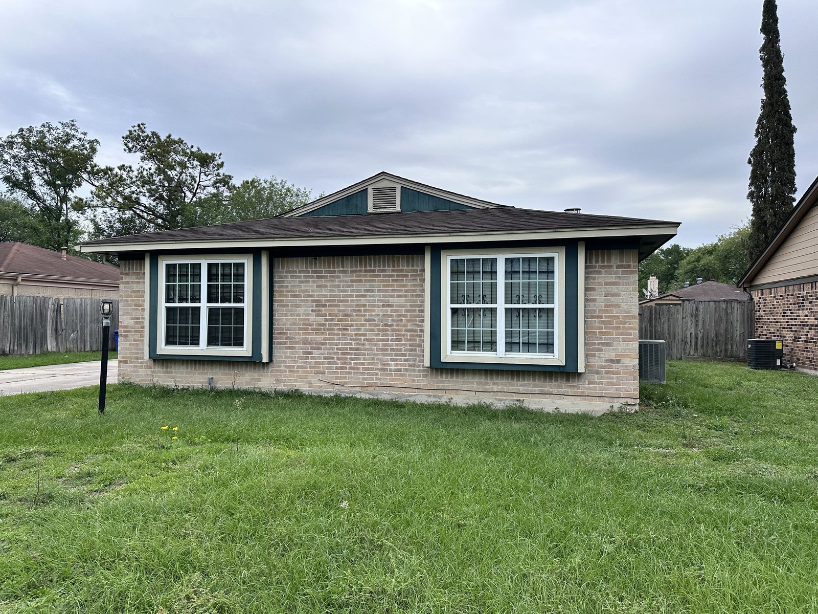 Abandoned brick home facing foreclosure in Woodgate, Houston, TX purchased for cash by Volcan Property Buyers
