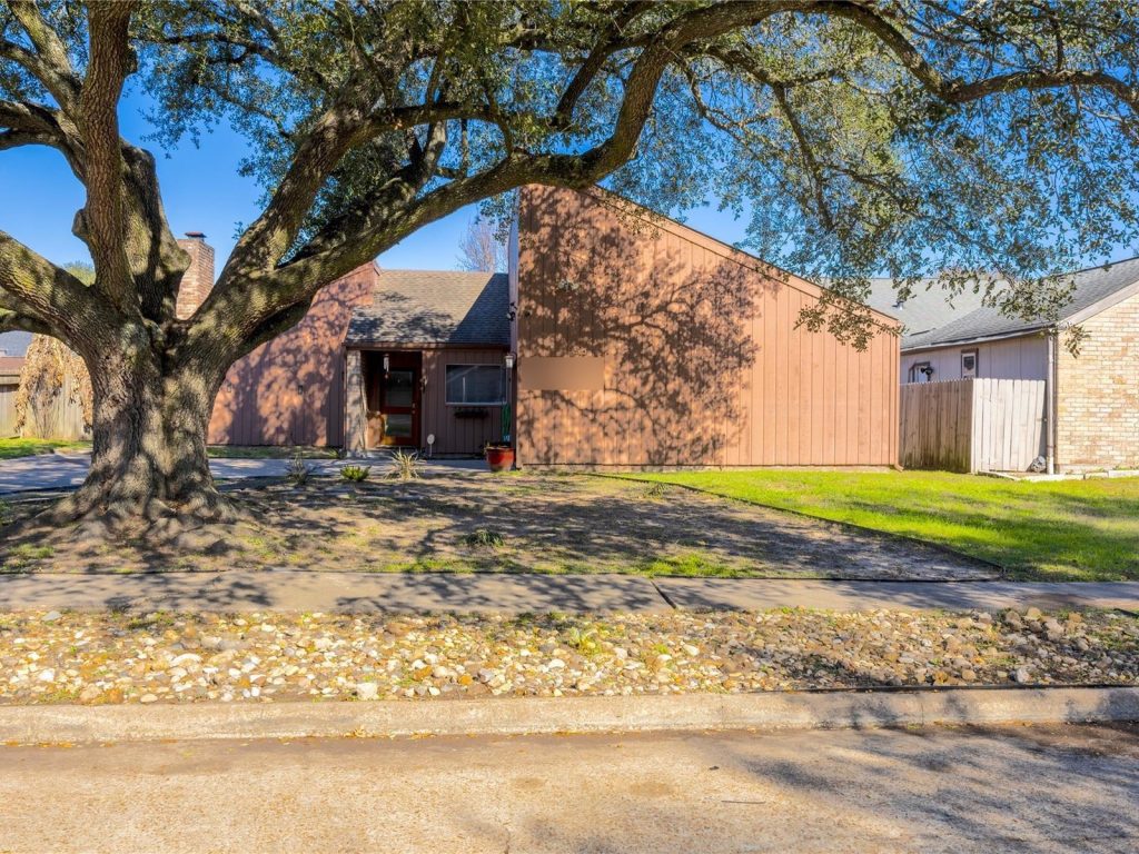 Front elevation of west Houston TX house with foundation issues purchased for cash