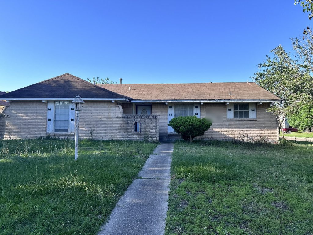 Exterior of Ridgeland Ave home in High Meadows, Aldine TX stripped while vacant, closed for cash as-is by Volcan Property Buyers