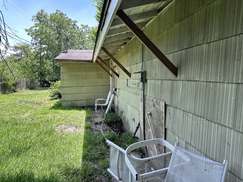 Rear of long-vacant Houston TX home purchased as-is by cash home buyers