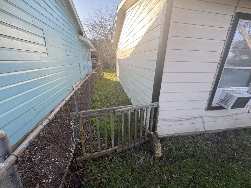 Side yard between homes at a Sam Mellon rental in Richmond, TX