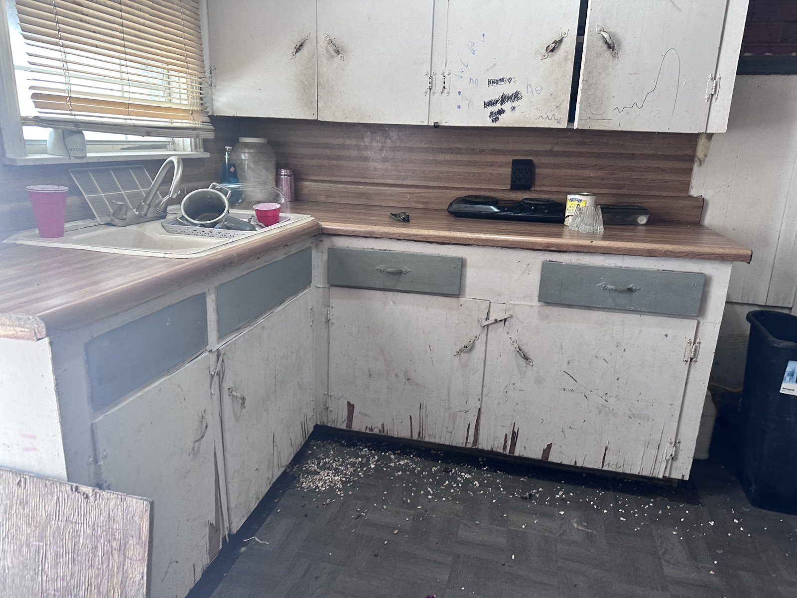 Cluttered kitchen in a hoarder house sold for cash in Greenwood Village, Houston, TX by Volcan Property Buyers
