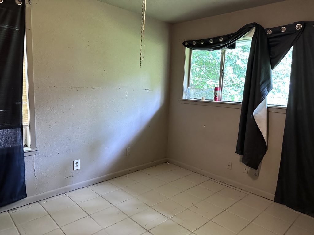 Empty bedroom in vacant house bought by Houston cash home buyers