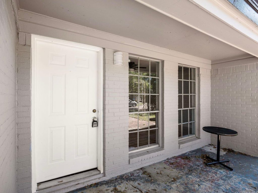 Front porch of renovated Houston TX property purchased by cash home buyers