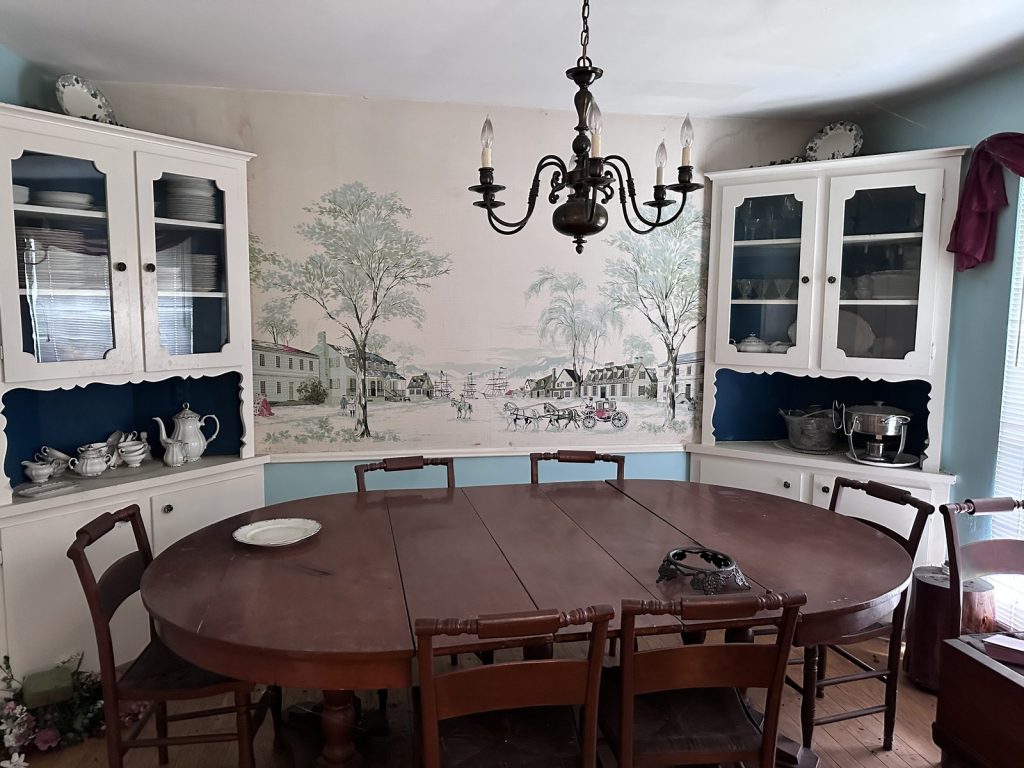 Furnished dining room in estate property bought by Houston cash home buyers