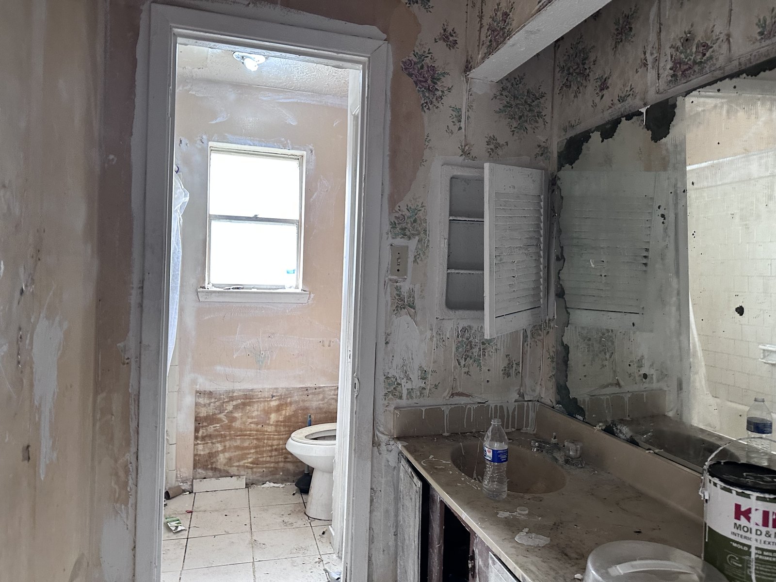 bathroom of inherited Twining Oaks Dr home in Hunters Glen, Missouri City TX with cracked brick and structural damage, closed for cash as-is by Volcan Property Buyers