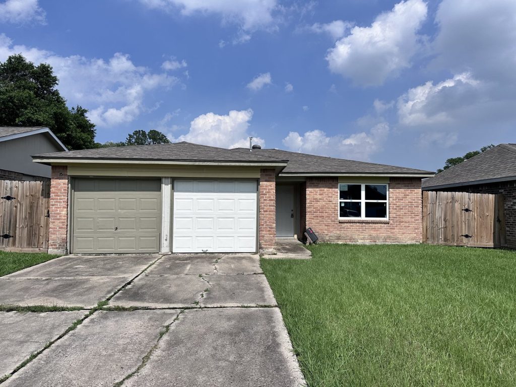 Fire-damaged foreclosure home in Parkwood East, Houston, TX purchased for cash by Volcan Property Buyers