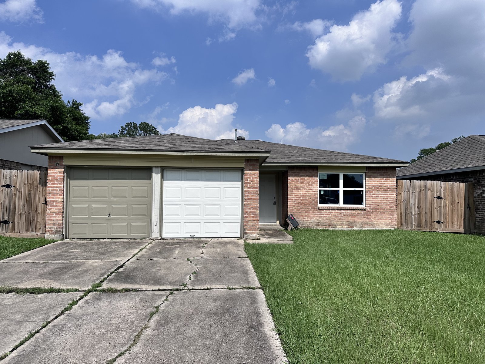 Fire-damaged foreclosure home in Parkwood East, Houston, TX purchased for cash by Volcan Property Buyers