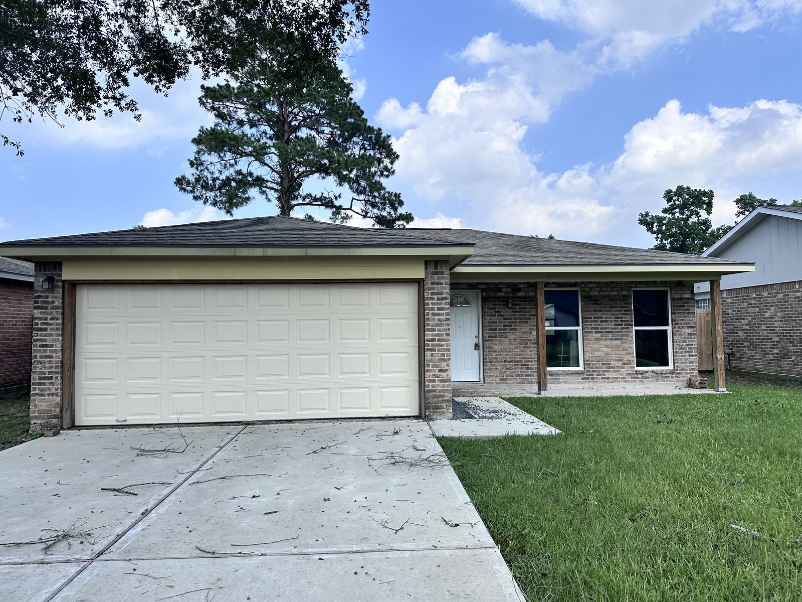 Fire-damaged rental home in Parkwood East, Houston, TX purchased for cash by Volcan Property Buyers