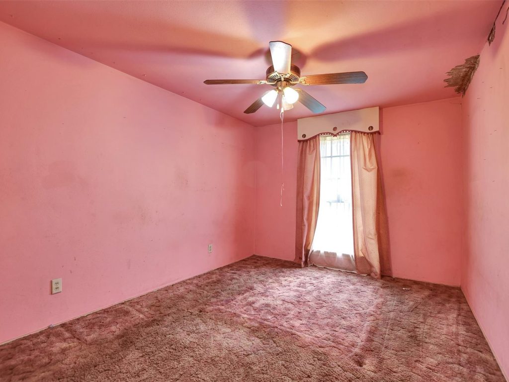 Dated bedroom in Houston TX estate property bought by cash home buyers